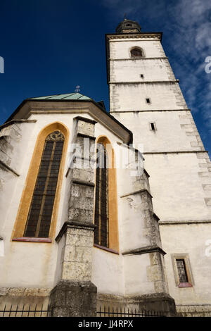 Weiße äußere Chor Heiligtum und Glockenturm Uhr Turm von St. Jacob Pfarrkirche in Skofja Loka Slowenien vor blauem Himmel Stockfoto