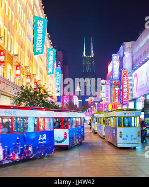 SHANGHAI, CHINA - 28. Dezember 2016: Touristen Straßenbahnen auf Nanjiing Straße im Zentrum von Shanghai. Die Gegend ist das wichtigste Einkaufsviertel der Stadt und einer der Stockfoto