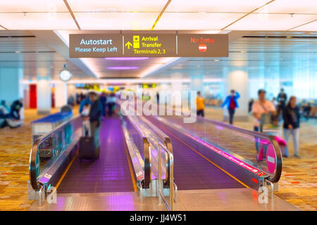 Menschen bei Travelator am Flughafen. Singapur Stockfoto