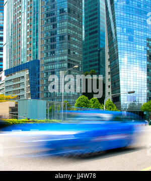 Auto bewegt sich schnell in Singapur Downtown. Langzeitbelichtung Stockfoto