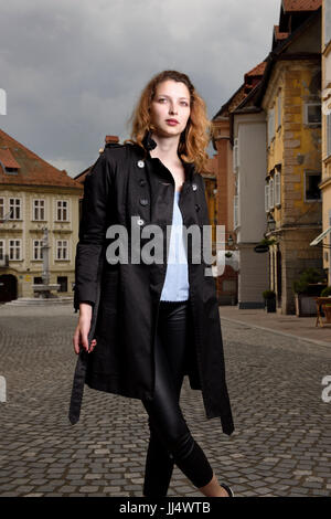 Junge attraktive Frau stehen in den gepflasterten oberen Platz mit der Herkules-Brunnen der alten Platz in der Altstadt von Ljubljana Slowenien Stockfoto