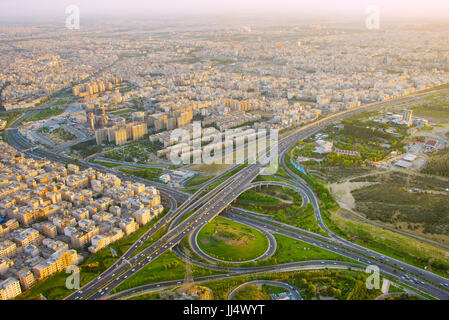 Große Straßenüberführung in Teheran, Iran. Vogelperspektive Stockfoto