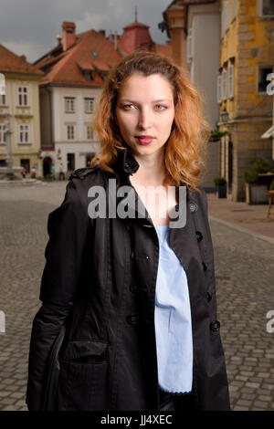 Junge attraktive Frau stehen in den gepflasterten oberen Platz mit der Herkules-Brunnen der alten Platz in der Altstadt von Ljubljana Slowenien Stockfoto