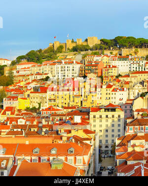 Blick auf Lissabon mit Lissabon Burg auf einem Hügel bei Sonnenuntergang. Portugal Stockfoto