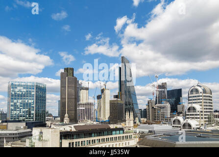 Skyline von Finanz- und Versicherungsdienstleistungen Stadtteil City of London mit legendären Skyline der modernen Wolkenkratzern und Turmdrehkrane und Neubau Stockfoto