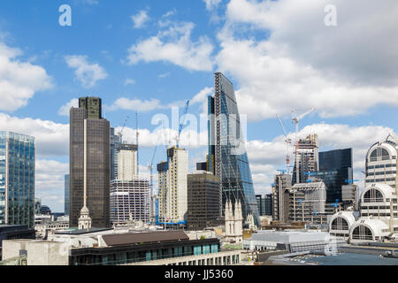 Skyline von Finanz- und Versicherungsdienstleistungen Stadtteil City of London mit legendären Skyline der modernen Wolkenkratzern und Turmdrehkrane und Neubau Stockfoto