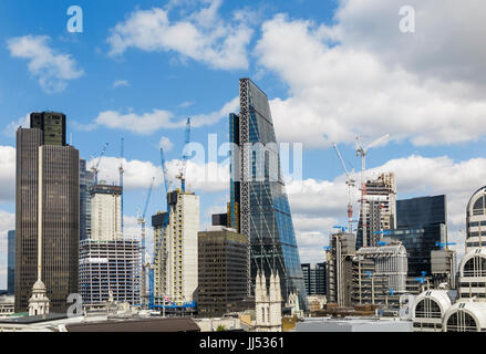 Skyline von Finanz- und Versicherungsdienstleistungen Stadtteil City of London mit legendären Skyline der modernen Wolkenkratzern und Turmdrehkrane und Neubau Stockfoto