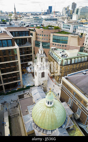 Legendäre grüne Kuppel von Sir Christopher Wren, der historischen St. Stephen Walbrook Kirche, Stadt von London EG4, neben modernen Gebäuden von oben gesehen Stockfoto