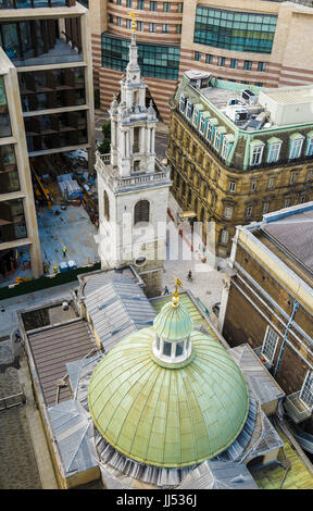 Legendäre grüne Kuppel von Sir Christopher Wren, der historischen St. Stephen Walbrook Kirche, Stadt von London EG4, neben modernen Gebäuden von oben gesehen Stockfoto