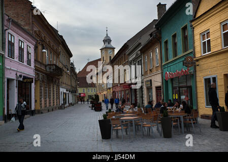 Kunden auf einer offenen Bar in der Altstadt von Brasov, Siebenbürgen, Rumänien Stockfoto