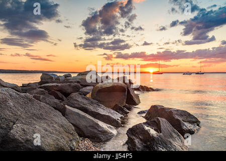 Sonnenuntergang auf dem Steg in Jamestown, Rhode Island Stockfoto