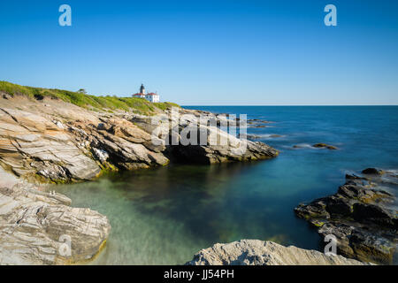 Schöne Bucht mit Blick auf Beavertail Leuchtturm in Rhode Island. Stockfoto