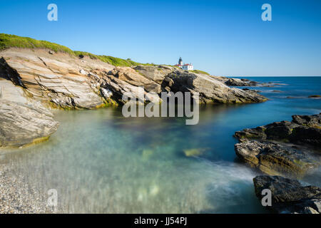 Bucht mit Blick auf Beavertail Leuchtturm in Rhode Island. Stockfoto