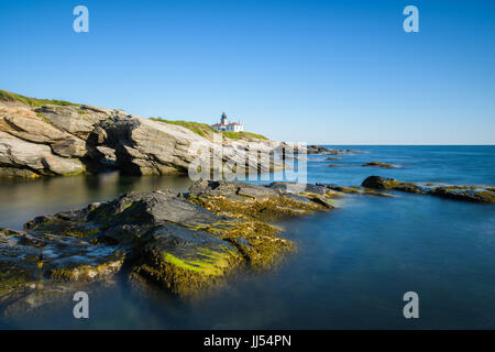 Felsige Küste von Beavertail Leuchtturm in Rhode Island. Stockfoto