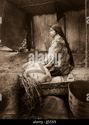 Die Porträts und Landschaften von Edward S. Curtis 1868 - 1952-Fokus auf den indianischen Stämmen des Pazifischen Nordwestens. Fotografien von Edward Sheriff Curtis. Stockfoto