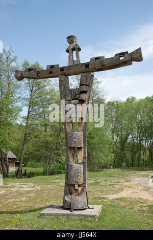 Traditionelle hölzerne Kreuz bei Astra Museum von FOLKLORISTISCH-traditionellen Zivilisation, Dumbrava, Rumänien Stockfoto