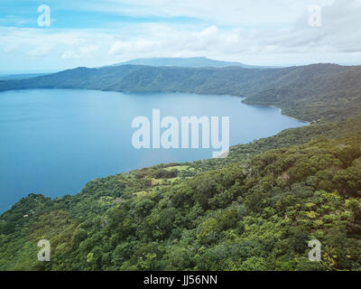 Natürliche Lagoona rund um Berg Hintergrundansicht Luftbild Drohne Stockfoto