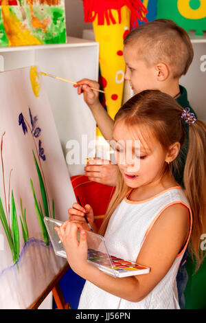 Kinder malen Finger auf Staffelei. Gruppe von Kindern, die in der Klasse Schule allein. Stockfoto