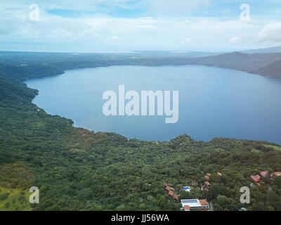 Lagune Apoyo in Nicaragua Luftbild Drohne Ansicht. Panoramablick auf die Lagune von apoyo Stockfoto