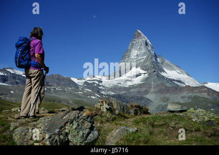 Wanderer auf Riffelberg mit Matterhorn, Zermatt, Schweizer Alpen, Schweiz Stockfoto