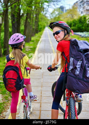 Fahrrad Weg Zeichen mit Kindern. Mädchen tragen Helm mit Rucksack. Stockfoto