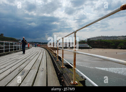 Menschen zu Fuß entlang Whitby Pier West, North Yorkshire Großbritannien Küstenstadt. Genommen Juli 2017 Stockfoto