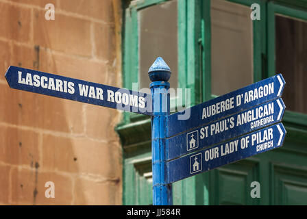 Malta, Valletta: Touristische Hinweisschilder, die Informationen über die Richtungen zu touristischen Attraktionen in der Hauptstadt von Malta. Stockfoto