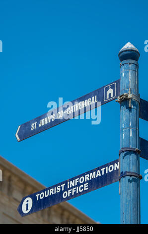 Malta, Valletta: Touristische Hinweisschilder, die Informationen über die Richtungen zu touristischen Attraktionen in der Hauptstadt von Malta. Stockfoto