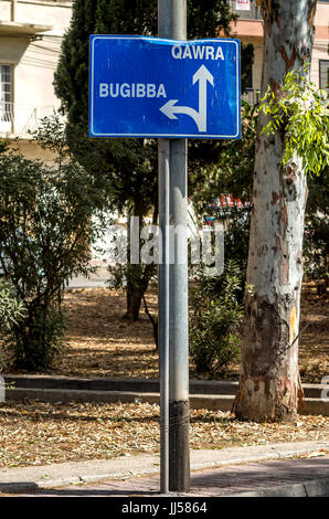 Malta, Bugibba: blaue Schild zeigt den Weg zu einigen beliebten Reisezielen. Stockfoto