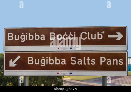 Malta, Bugibba: Wegweiser, die den Weg zu einigen beliebten touristischen. Stockfoto
