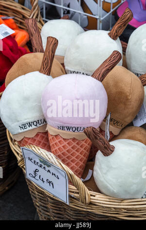 Souvenir eis Spielzeug an einem Souvenirladen im Badeort Newquay, Cornwall. Urlaub souvenirs Konzept. Stockfoto