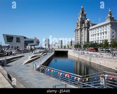 Pier Head Liverpool (L, R) Mersey Ferries terminal zeigt, Royal Liver Building und Cunard Building. In der Mitte ist der Liverpool Canal Link. Stockfoto