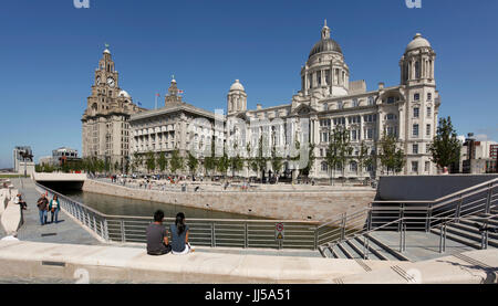 Pier Head Liverpool (L, R) Mersey Ferries terminal zeigt, Royal Liver Building und Cunard Building. In der Mitte ist der Liverpool Canal Link. Stockfoto