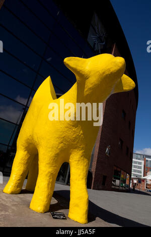 Superlambanana Skulptur des japanischen Künstlers Taro Chiezo außerhalb der John Moores Universität Gebäude, Tithebarn Street, Liverpool Stockfoto