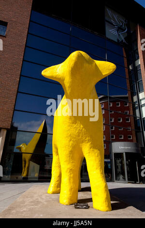 Superlambanana Skulptur des japanischen Künstlers Taro Chiezo außerhalb der John Moores Universität Gebäude, Tithebarn Street, Liverpool Stockfoto