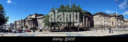 Panoramablick von William Brown Street, Liverpool, zeigt, von links nach rechts, World Museum, Central und Picton Bibliothek und Walker Art Gallery Stockfoto