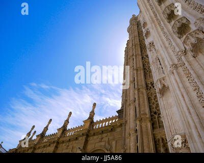 Teil der Kathedrale von Sevilla mit blauem Himmel und Wolken in Sevilla, Spanien. Stockfoto