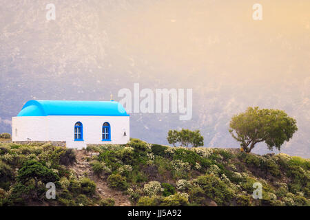 Kleine Insel Kastri mit weißen typischen griechischen Kirche, in der Nähe von Kefalos Village in Kos Insel Griechenland. Stockfoto