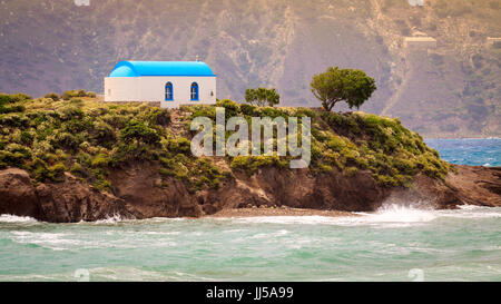 Kleine Insel Kastri mit weißen typischen griechischen Kirche, in der Nähe von Kefalos Village in Kos Insel Griechenland. Stockfoto