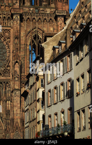 Straßburg, Frankreich - Kathedrale unserer lieben Frau von Straßburg; auch bekannt als: Cathédrale Notre-Dame de Strasbourg; Architekturdetail an Fassade Stockfoto