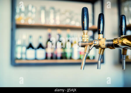 Chrom-Bier-Armaturen in modernen bar Stockfoto