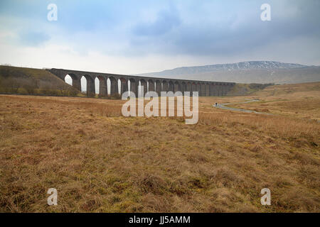 Ribblehead-Viadukt führt Weg Stockfoto