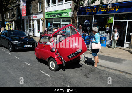 BMW Isetta zieht eine Menge beim Parken in der Straße in Yorkshire Stockfoto