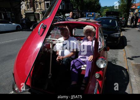 BMW Isetta zieht eine Menge beim Parken in der Straße in Yorkshire Stockfoto