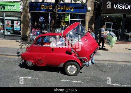 BMW Isetta zieht eine Menge beim Parken in der Straße in Yorkshire Stockfoto