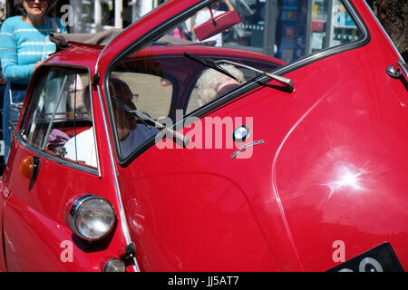 BMW Isetta zieht eine Menge beim Parken in der Straße in Yorkshire Stockfoto