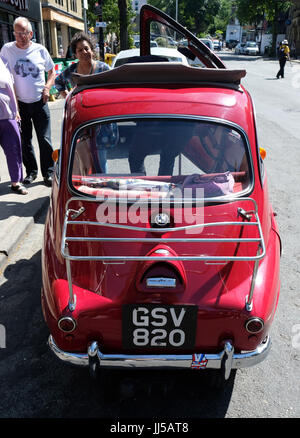 BMW Isetta zieht eine Menge beim Parken in der Straße in Yorkshire Stockfoto