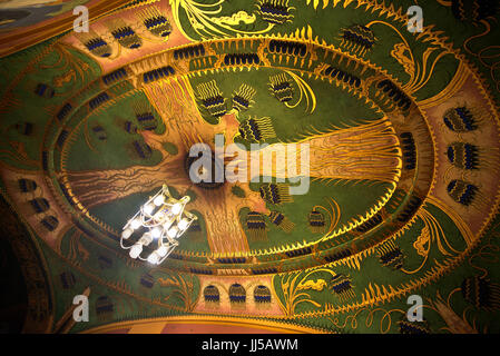 Detail der Jugendstil Kronleuchter und bemalte Decke am Palast der Kultur, Targu Mures, Rumänien Stockfoto