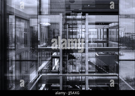 Abstrakte Fenster Reflexionen im Morden Bürogebäude. Stockfoto