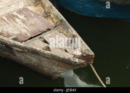 Fischerdorf - kleine hölzerne Angelboot/Fischerboot am Pier verankert Stockfoto